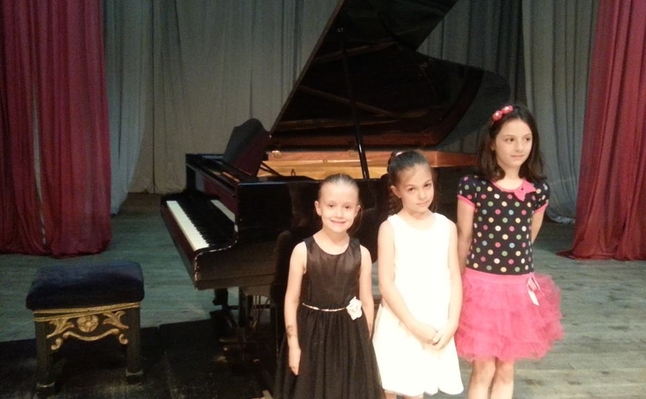 Казанлъшки пианистки грабнаха награди от национален фестивал