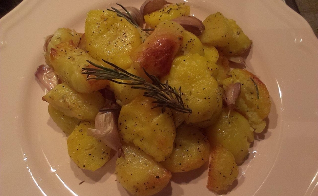 Хрупкави картофи с розмарин и чесън