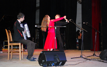 Галерия: Празникът на СОУ "Екзарх Антим Първи" приключи с песни, танци и забава