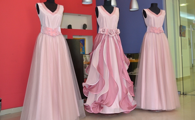 Общината представи новите рокли на Царица Роза и нейните подгласнички