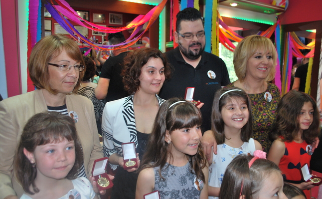 Мая Манолова награди децата, дарили косите си за болни свои връстници