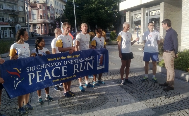 Факелът на Световния пробег за мир дойде в Казанлък