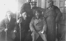 Дядо Стоян в Одрин след превземането на крепостта, седнал в средата с калпак и сабя. Зад него прав е синът му Генчо. (1913)