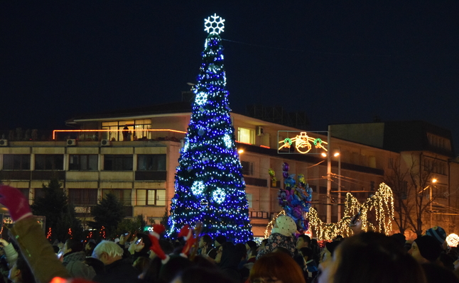 Галерия – Запалване на Коледната елха в Казанлък