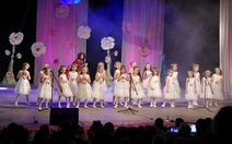 21 Принцеси на розата озариха Дома на културата в Деня на детето